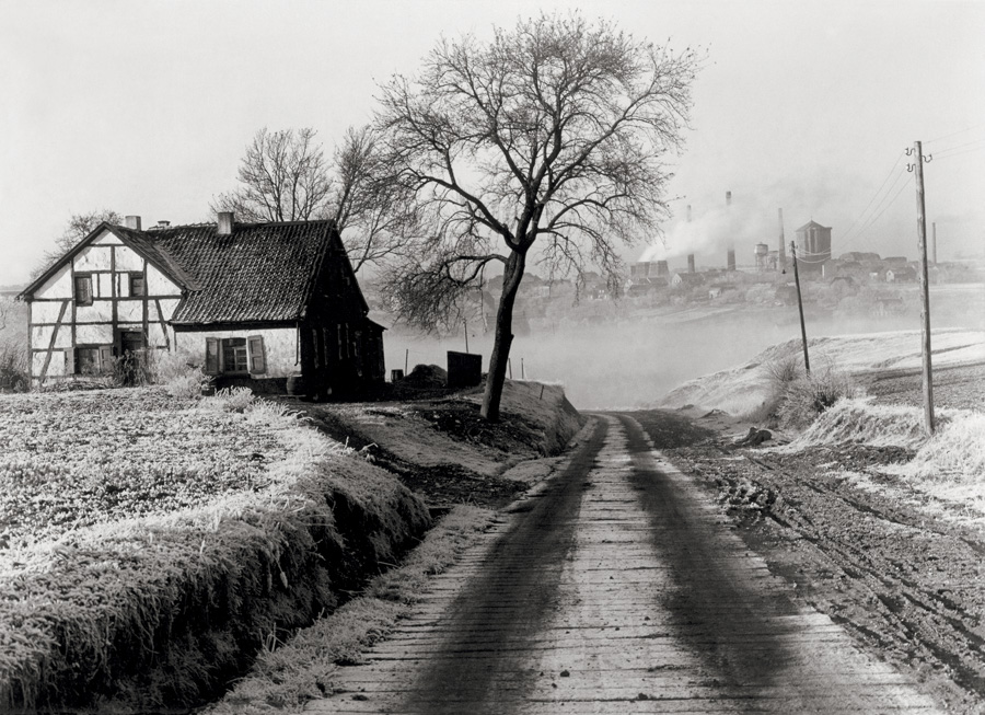 Albert Renger-Patzsch — 
        			Landschaft bei Essen und Zeche « Rosenblumendelle » 
        			[Paysage près d’Essen et charbonnage « Rosenblumendelle »], 
        			1928 Albert Renger-Patzsch Archiv / 
        			Stiftung Ann und Jürgen Wilde, Pinakothek der Moderne, Munich © Albert Renger-Patzsch /  
        			Archiv Ann und Jürgen Wilde, Zülpich / ADAGP, Paris 2017