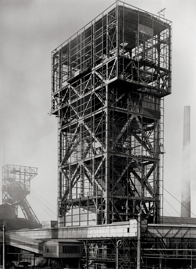 Albert Renger-Patzsch — Zeche « Heinrich-Robert », Turmförderung, Pelkum bei Hamm 
						[Charbonnage « Heinrich-Robert », tour d’extraction, Pelkum près de Hamm], 1951
						Albert Renger-Patzsch Archiv / Stiftung Ann und Jürgen Wilde, Pinakothek der Moderne, 
						Munich © Albert Renger-Patzsch / Archiv Ann und Jürgen Wilde, Zülpich / ADAGP, Paris 2017