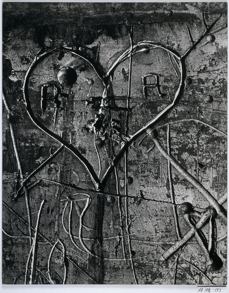 Brassai, Graffiti, de la série VI «L'amour», vers 1935-1950.
    	  		Collection Centre Pompidou, musée national d’art moderne, Paris.
    	  		© Estate Brassai - RMN-Grand Palais
    	  		© Centre Pompidou/Dist. RMN-GP/ Adam Rzepka