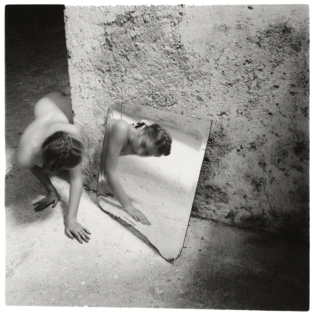 Francesca Woodman Self-deceit #1, Rome, Italie 1978 © George and Betty Woodman