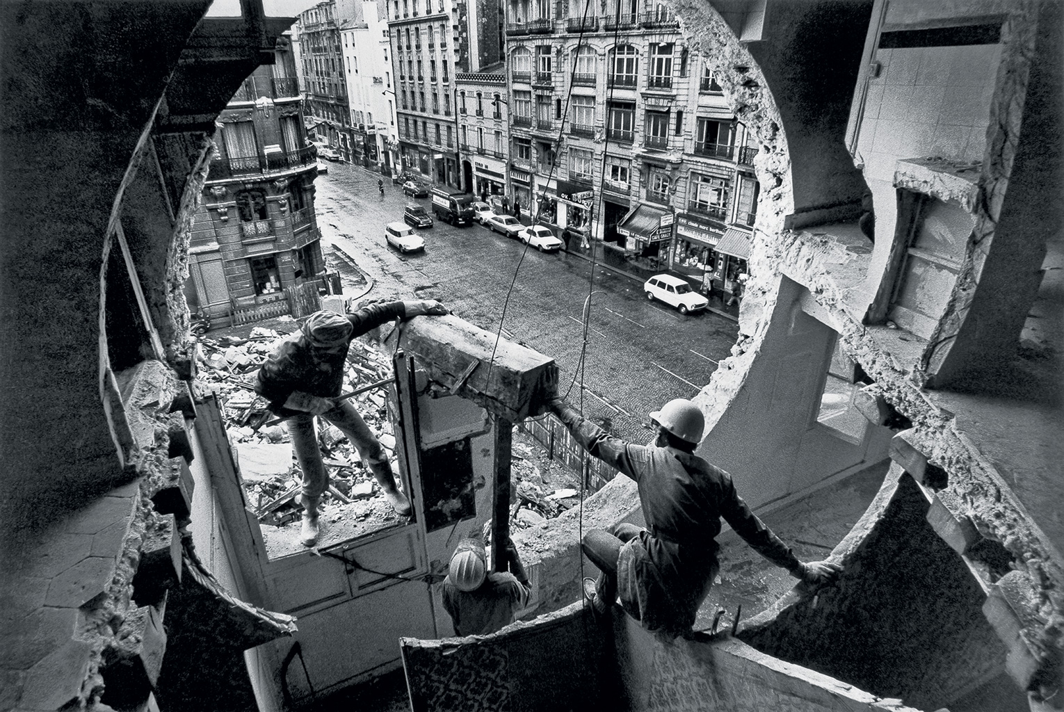 Harry Gruyaert
Gordon Matta-Clark et Gerry Hovagimyan travaillant à Conical Intersect.
Rue Beaubourg, 1975
© Harry Gruyaert / Magnum Photos