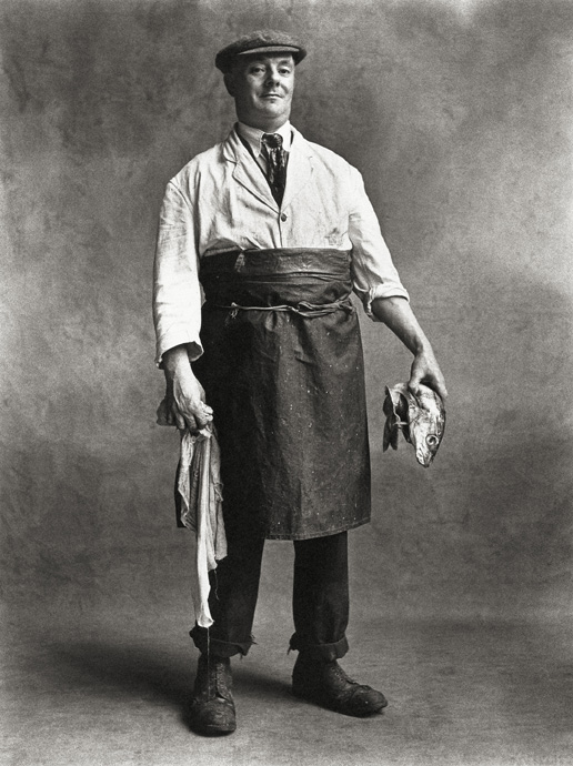 Irving Penn, Fishmonger [Poissonnier] 
							Londres, 1950 
							<br>épreuve au platine-palladium, 1976 
							50,2 × 37,8 cm 
							<br>The Metropolitan Museum of Art, New York, Purchase, The Lauder Foundation and 
							The Irving Penn Foundation Gifts, 2014 (2014.268.20) © Condé Nast (Br.)