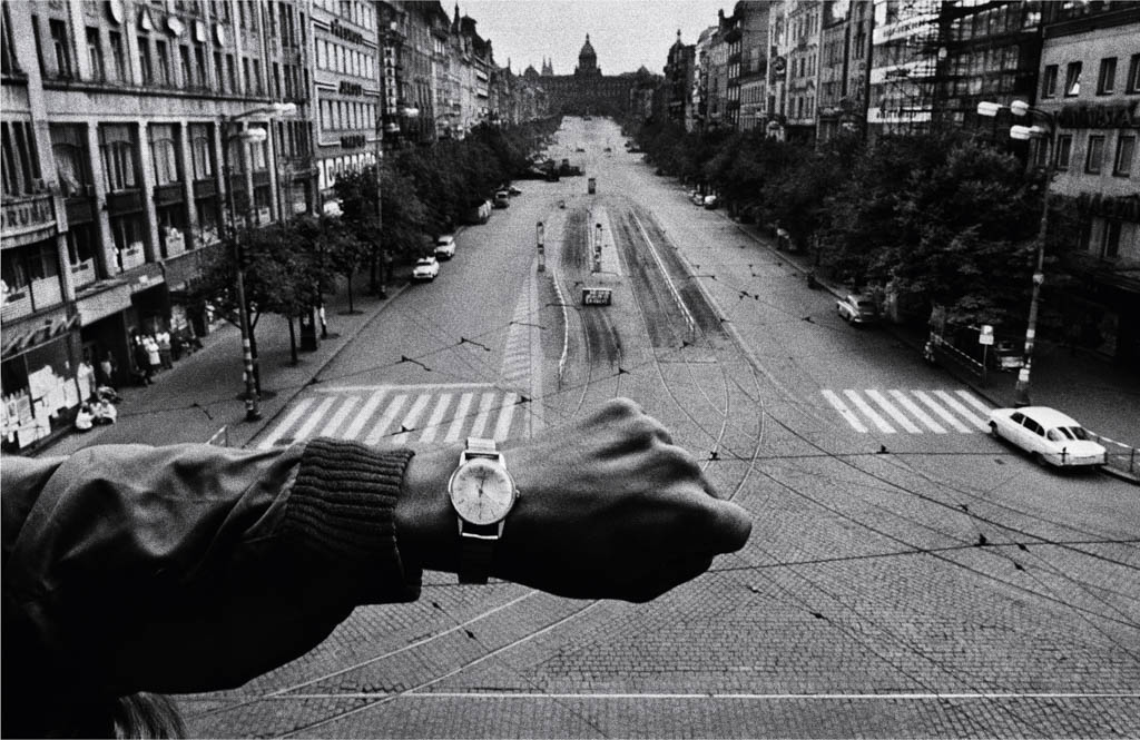 Invasion, Prague, 1968, épreuve gélatino-argentique 50 x 60 cm
Collection Centre Pompidou, Paris
Don de l'artiste en 2016.
© Josef Koudelka / Magnum Photos
© Centre Pompidou / Dist. RMN-GP