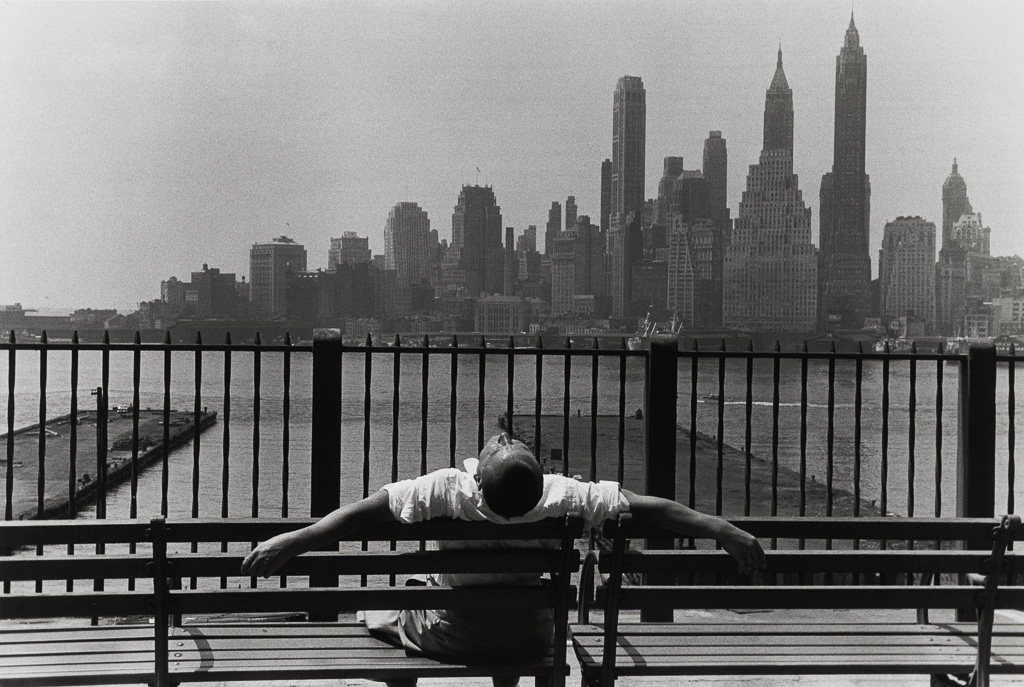 Brooklyn Promenade, New York, Etats-Unis, 1954
 							Collection Centre Pompidou, Musée national d’art moderne, Paris 
 							Don de Hervé et Etty Jauffret en 2015
							© Centre Pompidou/Dist. RMN-GP
							© Louis Stettner