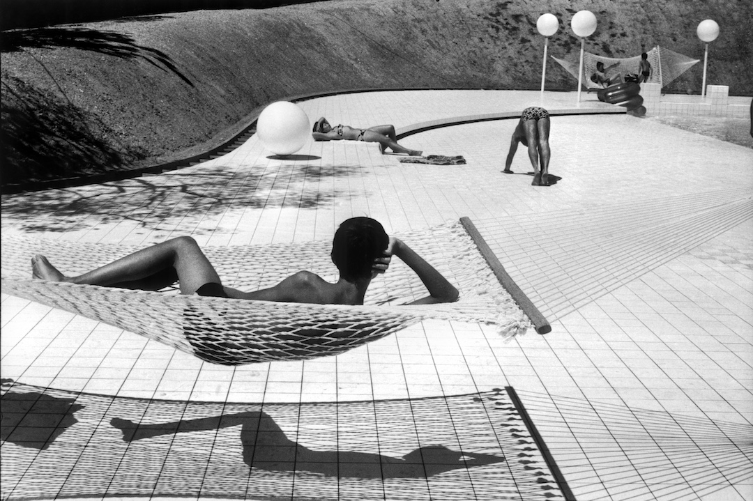 Piscine conçue par Alain Capeillères, Le Brusc, été 1976 
								© Martine Franck / Magnum Photos