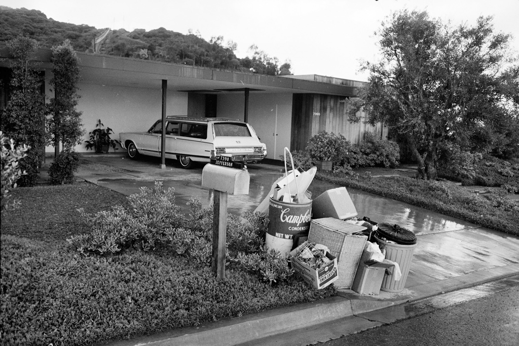 Jardin suburbain avant collecte des ordures ménagères, San Diego, California, 1965 – 1966 © David Lowenthal