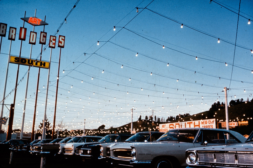 Décorations sur strip, Hayward – Californie, 1967 © J. B. Jackson Pictorial Material Collection,
University of New Mexico Librairies