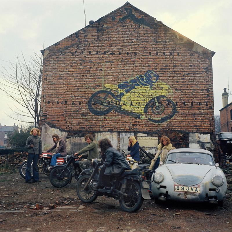 Kingston Racing Motors. Dimanche, printemps 1975. 16 h. Olinda Terrace, Leeds.
							© Peter Mitchell