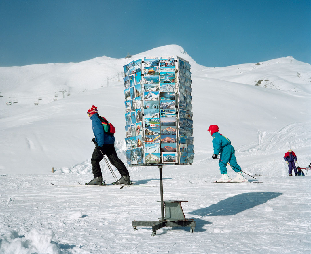 © Martin Parr, Kleine Scheidegg, Switzerland, série Small World, 1994.  Martin Parr / Magnum Photos. (Exposition Cartes postales, nouvelles d’un monde rêvé).