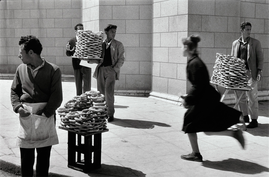 Vendeurs de pain, Athènes, Grèce, 1958, © Sabine Weiss