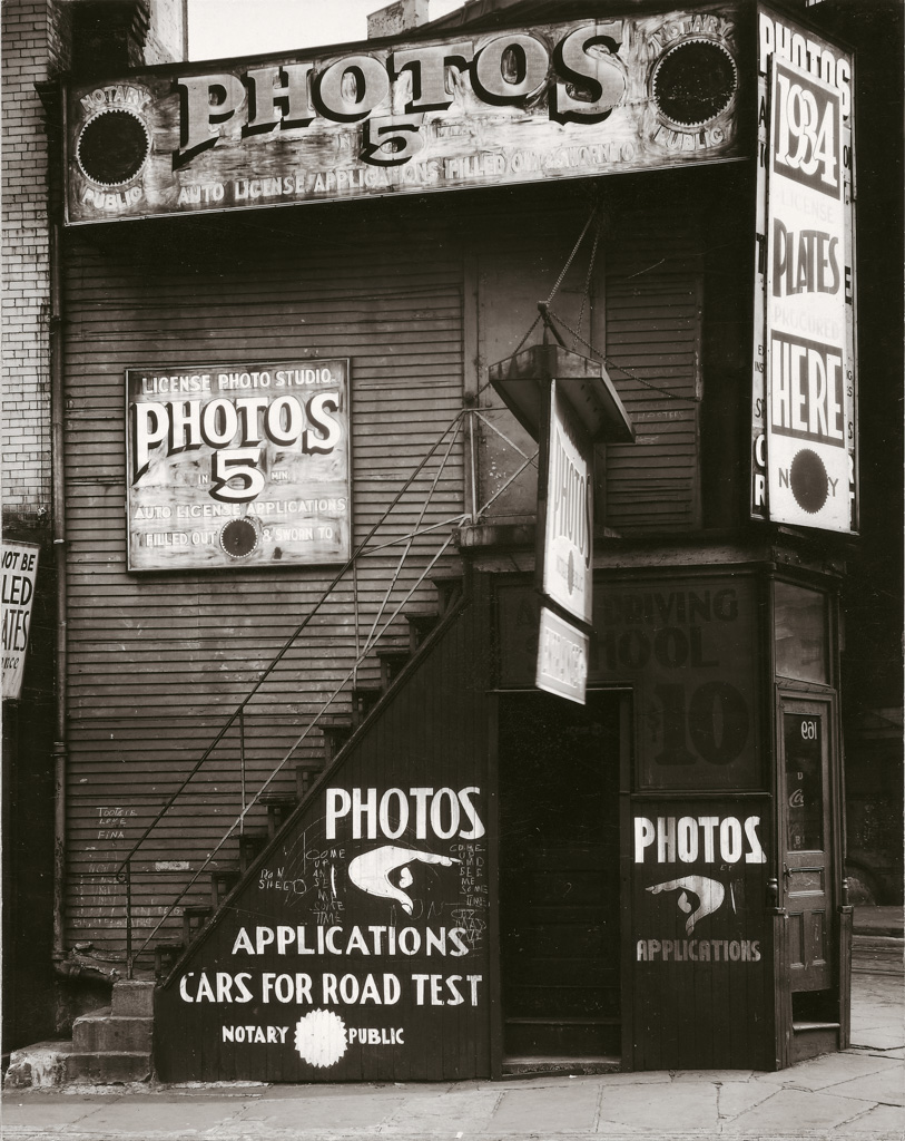 License Photo Studio, New York 1934
							Epreuve gélatino-argentique
							27,9 x 21,6 cm (image : 18,3 x 14,4 cm)
							The J. Paul Getty Museum, Los Angeles
							© Walker Evans Archive, The Metropolitan Museum of Art
							Photo: © The J. Paul Getty Museum, Los Angeles