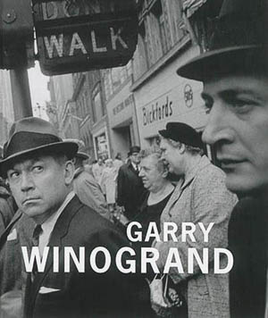 Garry Winogrand. Inventer le possible. Leo Rubinfien. Catalogue d’exposition. Jeu de Paume, Flamarion, 2014.